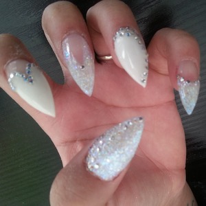#sparkling #whitenails