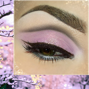 instagram @auroramakeup
Details:

Eye Shadow Base by @motivescosmetics
Pressed Eye Shadows in BLIZZARD (inner corner & brow bone) , ECSTASY ( mobile eyelid through the eye) by @motivescosmetics
Gray matte eye Shadow in the NEUTRALEYES palette (Marking the crease) by @tartecosmetics
Pink pigment LA DAMA (on the center of Mobile Eyelid) by @gocmakeup
Gel Eyeliner Ultra Smooth in ESPRESSO by @femmecouture
Cream Eyeshadow in SMOKE (lower lashes as a base) by @elfcosmetics 
Paint Pot Mineral Eye Shadow in VOGUE (lower lashes to set the cream eyeshadow) by @motivescosmetics
Mineral Volumizing & Lengthening mascara in BROWN  (top & lower lashes) by @motivescosmetics 
Lashes are G38 by #goldencosmeticos

Brows have Brow Fix, Brow Pro Palette in MEDIUM BROWN, Brow Wiz in EBONY and Tinted Brow Gel  in BLONDE by @anastasiabeverlyhills


 