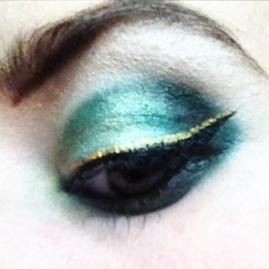 My first attempt at double liner.  I wondered why I've never done this before?! I loved creating it! 
I actually used sleek I-divine garden of Eden palette but couldn't find the picture.  The photo doesn't do this justice but it was very gradient with the greens.