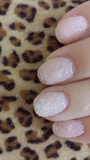 These textured cotton candy nails look so sweet - but no, they're salted. Just made this look by painting my nails pink and sprinkling some salt on it for texture. Then I just added a top coat and v?ila. :)