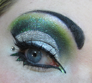 Drag look inspired by Harry Potter's Slytherin House colours! { tutorial here : http://www.youtube.com/watch?v=KKh4C7BxbSY }