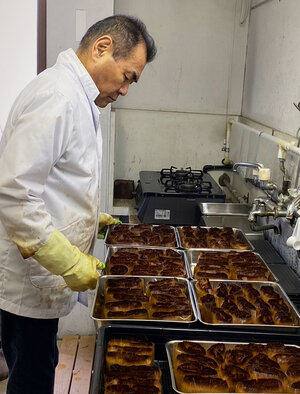 Mr. Fujimori Uematsu checking the kakishibu-dyed bristles Mr. Fujimori Uematsu checking the kakishibu-dyed bristles