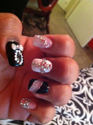Black and white nails with rhinestones. If you live in Houston and knows where plaza America's is at there is nail shop on the mercado inside. It's located in front of the barber shop. The nails salon it's called nenas nails.