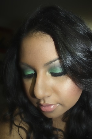 A green smoky look, with nude lips