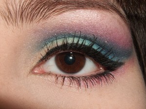 I tried to play with the colours I have... I wish I had sugarpill make up. This is shit X'(