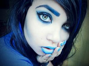 Gradient blue Lips, blue eyebrows, blue eye makeup, blue nails.... Everything goes blue ! 