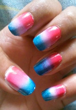 my first try at ombre nails!
i think ill try this next time but with darker colors for fall.