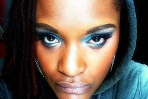 I love this vivid look. I love blue shadows and they make my brown eyes pop