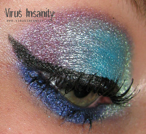 Virus Insanity eyeshadows. From inner to outer corner: Emerald Green, Soft Waters, Punky Purple. Bottom eyeliner: Navy Brat.
www.virusinsanity.com
