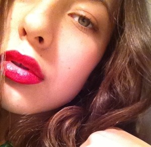 Today att the mall I found a great lipstick, Russian Red from Mac. It's has a really intense red color