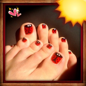 toe nails
ladybug nail art
nail art at home 