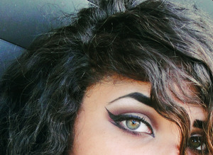 Double winged liner + cut crease netral/plumy color
