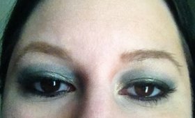 How to apply false lashes