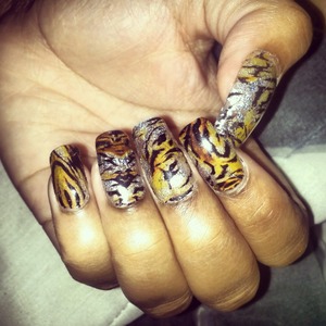 so cute animal print nails!!