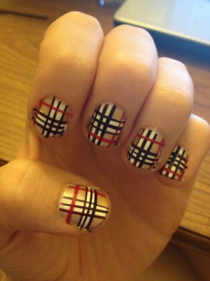 Cute way to paint nails! 