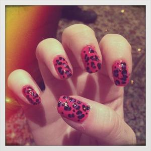 funky way to leopard print your nails