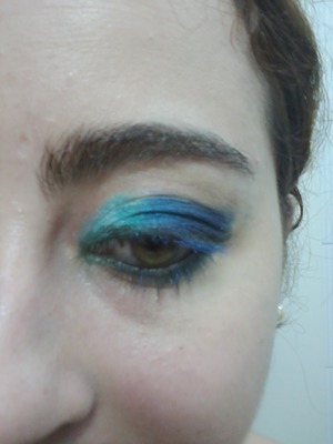 just some make I do oftenly, with blue and green toned eyeshadows, blue toned eyeliner and mascara!