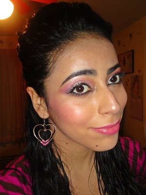 Super Girly Pink make up look. Pink on the eyes, cheeks and lips with really dewy and glowy skin. Perfect for a date! 