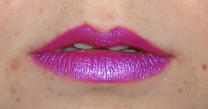 purple glitter lips. i'll be wearing this for new years eve! who says glitter is only for the eyes and nails? i'm going the whole 9 yards baby!