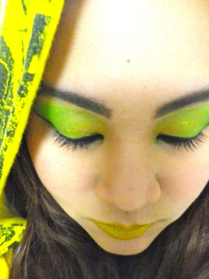 Created the yellow lipstick by mixing yellow eyeshadow powder and colorless lip balm.:)