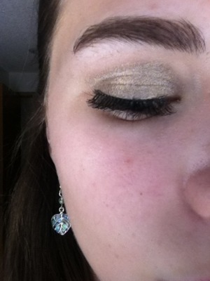 Gold eyeshadow with brown in the crease 