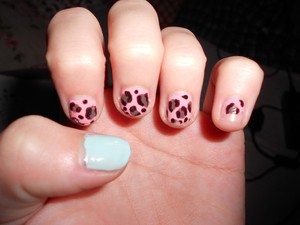 Leopard Nails
