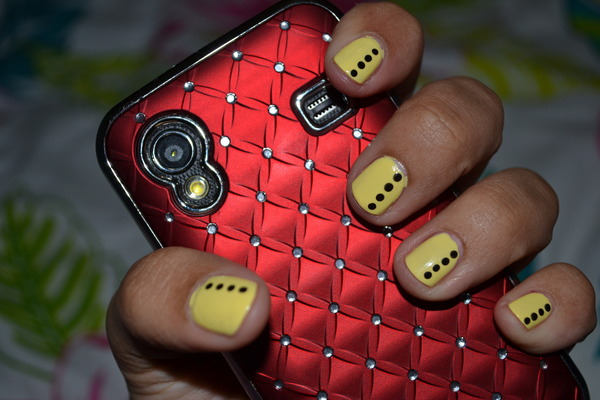 Cute, simple yellow and black nails | Anita Jayne W.'s (anitajayne) Photo | Beautylish