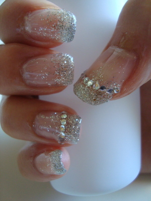 Elegant and simple silver sparkling gel nail design. Perfect for any day with any outfit !