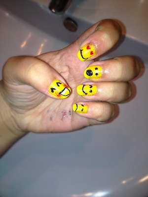 These are pretty easy, I used black, white, red, yellow and blue nailpolish and I used a tooth pick and a black stripper.