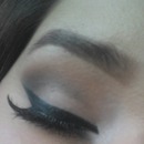 neutral look thick eyeliner