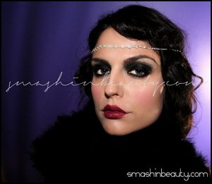 Tutorial : 
http://smashinbeauty.com/halloween-2012-1920s-flapper-makeup-tutorial/