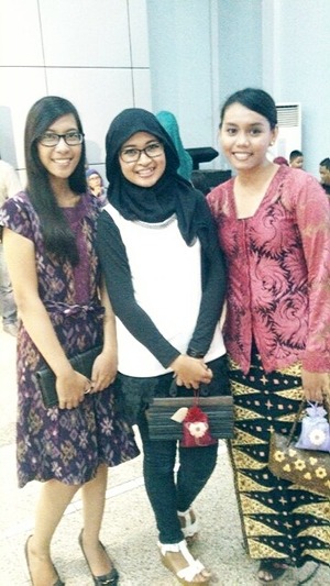 i wear bamboo cluth. on the left, wear batik dress, and on the right wear kebaya with songket skirt