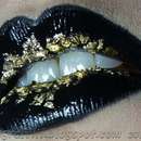 Black Leaf Gold Lips