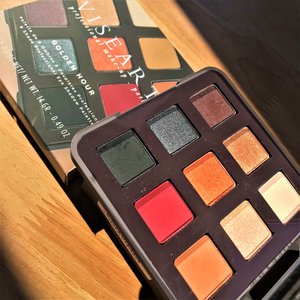 My Viseart Golden Hour is patiently waiting for her new sister Tryst to arrive & join my Viseart eye shadow family. :)