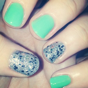 Barry M "Mint Green"
Sinful Colors "Beauty Queen"
Colortrend by Avon Silver Glitter Polish.