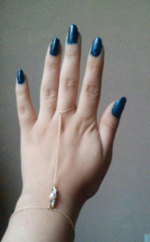 dark blue nails 
