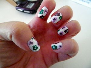 Cute and simple design made by using different dotting tool sizes.
