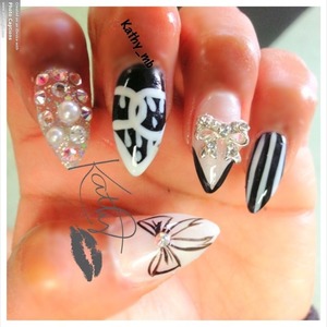 Stiletto small Channel nails with stripes and bows