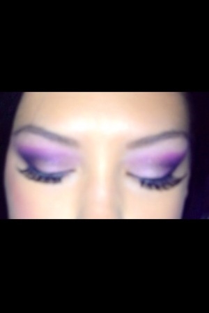 I did this purple eye look for my senior homecomming!