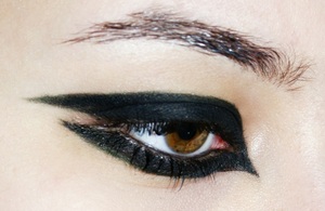 Heavy and thick eye liner :)