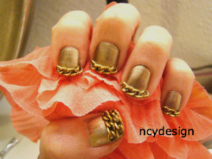 Golden year!=)
Product used :
Pure ICE nailpolish ( magnetic attraction nail effect ) in Totally Amp.
Brass chains.

blog : http://theprojectncy.blogspot.com/2012/12/diy-nail-art.html