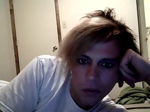 me with a blue eye shadow and longate my eye
