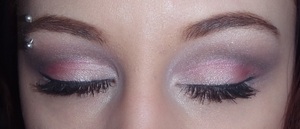 Tutorial: http://satellitedreams.blogg.se/2011/august/pink-and-grey-shimmery-soft-cut-crease.html#