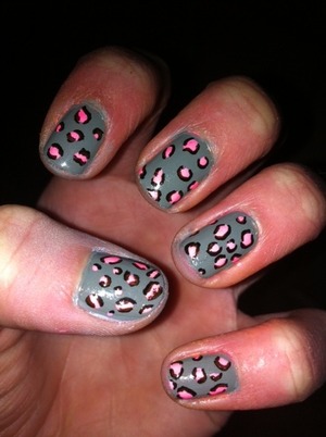 Pink and grey leopard nails
M