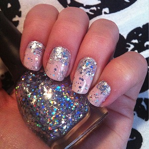 Light pink nails sparkled with silver 