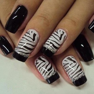 Amazingly done zebra nails <3 