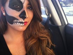 Skeleton Halloween makeup look
