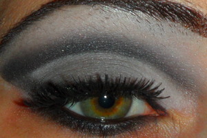 White and grey on lid, black cut crease with mixed grey and white for highlight.
