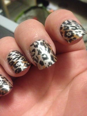 Metalic gold cheetah nails. 