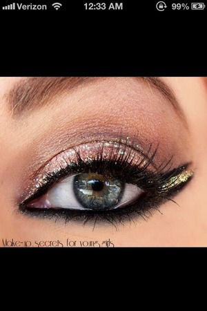 This is a great way to make hazel eyes stand out(: and get the boys going cray(;